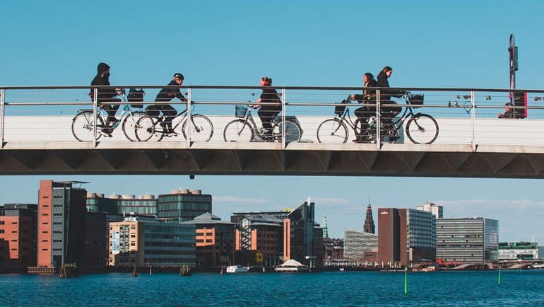 Cykler over bro i København | Photo by: Daniel Rasmussen | Source: Visit Copenhagen