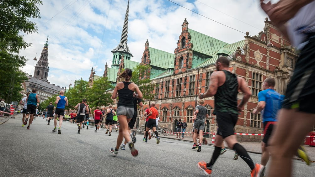 Folk der løber forbi Børsen til CPH Marathon | Photo by: Pierre Mangez | Source: VisitCopenhagen