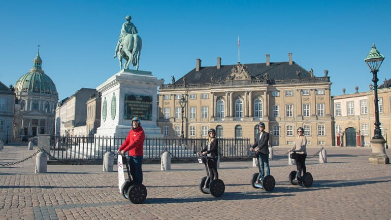 Copenhagen Segways ved Amalienborg Slot | Photo by: Segway Tours Copenhagen | Souce: Segway Tours Copenhagen